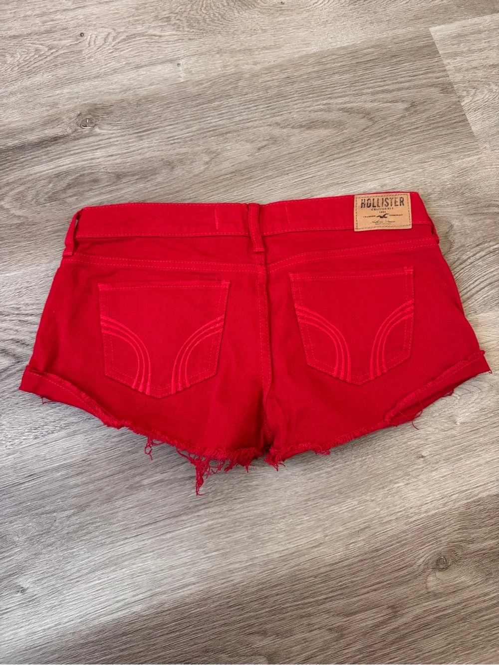 Hollister Red Short Shorts Low Rise Denim Size 3 26 - Picture 2 of 3